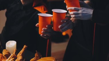 Kara cadılar bayramı kostümü içinde ellerini kapat..