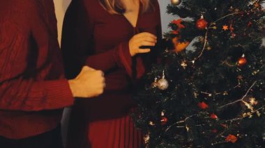 Noel ağacında hediye tutan erkek ve kadın