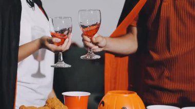 Şarap kadehleri olan genç bir çift