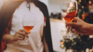 Restoranda bir bardak şampanyası olan genç bir kadın.