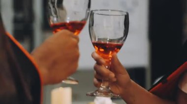 Partide şampanya bardaklı gençler