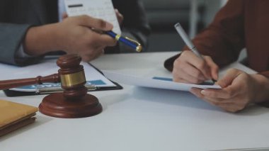 Belgeler, hukuk ve adalet kavramı ile çalışan işadamı ve kadın avukat veya hakim.