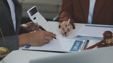 İş adamı ve iş ekibi ofiste birlikte çalışıyor..