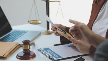 Ofiste çalışan iş adamları