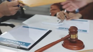 Yargıç Tokmak 'ın ofisin arka planında belgeleri var..