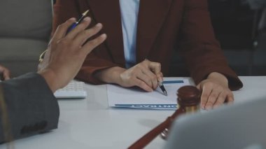 İş adamı ofiste görüşürken belge imzalıyor