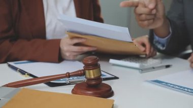 İş avukatı müvekkil, hukuk ve hukuk hizmetleri kavramını tartışıyor.