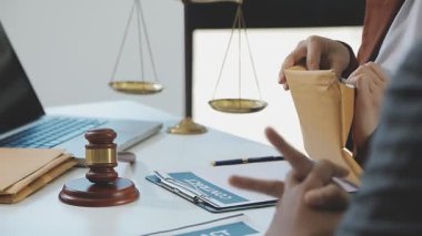 Avukat ya da avukat laptopla ve belgeyle büroda çalışıyor. Avukat hukuku, adalet, hukuk hizmetleri ve avukat hizmetleri kavramı.