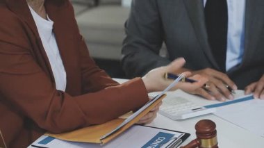 İşadamı sözleşme imzaladı.