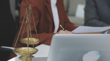 Avukatı ya da avukatı olan bir iş adamı ya da avukat, ofiste çalışıyor. Hukuk ve hukuki adalet hizmetleri kavramı.