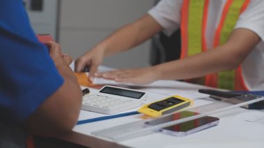 İşçi ofiste hesap makinesini kontrol ediyor ve kontrol ediyor.