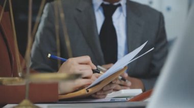 İş adamları ve kadınlar birlikte çalışıyor. takım çalışması