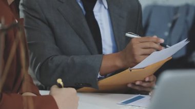 Ofiste çalışan iş adamları