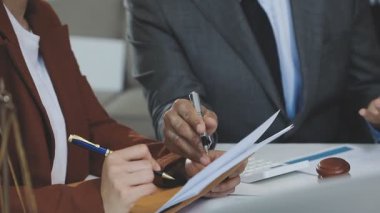 Modern ofisteki toplantıda iş adamları tartışıyor ve beyin fırtınası yapıyorlar.