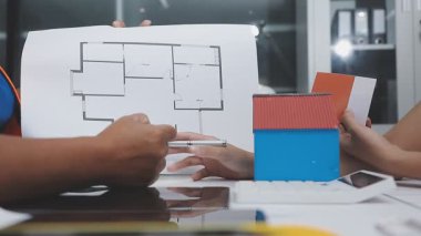 Mimari mühendis planlama ve çizim ile çalışıyor, mimari konsept