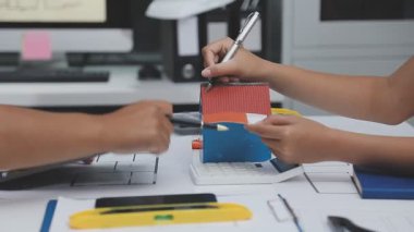 Laptopuyla çalışan genç bir Asyalı 'ya yaklaş.