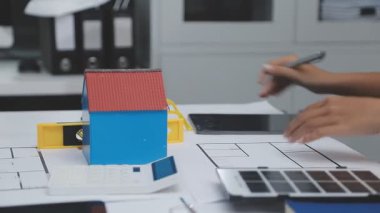 Adam evde dizüstü bilgisayarla çalışıyor.