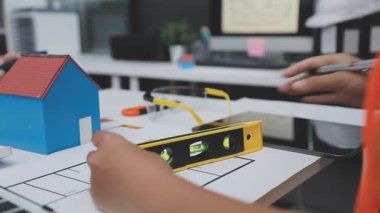 Ofis, inşaat ve mühendislik tasarımı masasında ev planlarıyla çalışan mimar mühendisi..