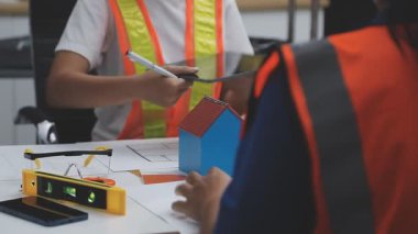 İnşaat alanında çalışan mühendis. Ofiste çalışan inşaat mühendisi, inşaat endüstrisi.