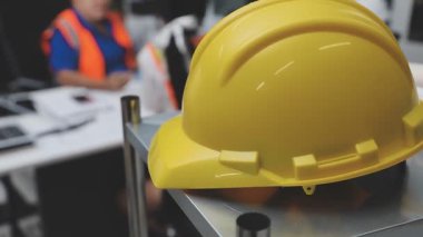 İnşaat mühendisi inşaat alanında çalışıyor.