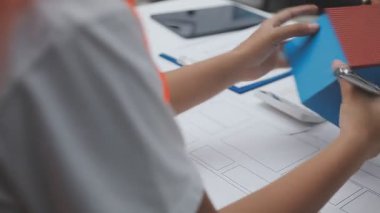 Projede çalışan genç bayan mühendis..