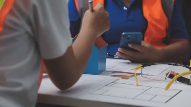 Dizüstü bilgisayarı ve planıyla inşaat alanında çalışan mühendis, mühendis ya da mimar. mühendislik, mühendislik ve inşaat kavramı