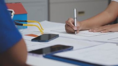 Ofiste ya da şantiyede mimarlık, inşaat ve mühendislik konsepti ile çalışan mimar ya da mühendis ya da mühendis ya da mimar