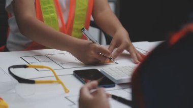 İnşaat projesinde çalışan mühendis veya mimar