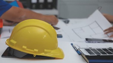 Görevde dizüstü bilgisayarla çalışan mühendis.