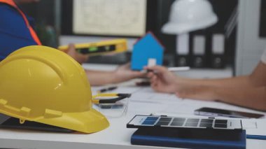 İnşaat sahasında proje üzerinde çalışan mühendis ve mimar.