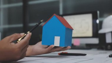 Planla çalışan bir mimar