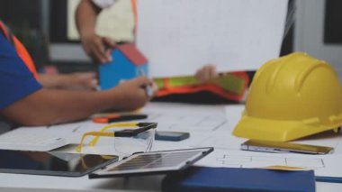 İnşaat proje üzerinde çalışan mimar