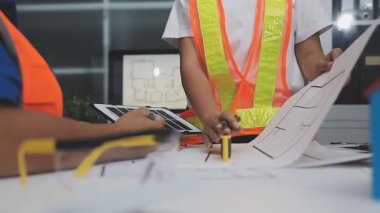 Mühendis, planlar ve planlar üzerinde çalışıyor. mühendis ya da mühendislik projesi konsepti.