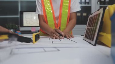 İnşaat alanı, mühendislik, inşaat, mühendislik, tasarım, mühendislik, inşaat kavramının planları ve çizimi üzerinde çalışan Asyalı kadın mühendis.,