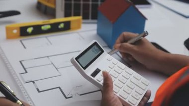 Ofiste planlar ve dizüstü bilgisayarla çalışan genç mühendis mühendisi, inşaat ve mühendislik konsepti.