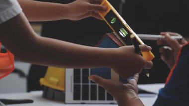 Asyalı mühendis, işçi, mühendis, mühendis, mühendis, mühendis, mühendis, mühendis, mühendis ya da inşaat araçları ve bina planlarıyla çalışan mühendis.,