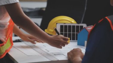 Güneş enerjisi santralinde çalışan mühendisler.