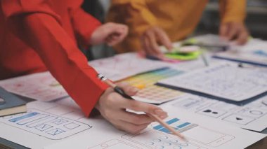 dijital tablet üzerinde çalışan yaratıcı tasarımcı