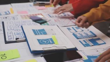 çizimler ile çalışan tasarımcı