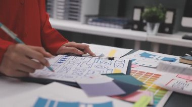 proje üzerinde çalışan yaratıcı iş tasarımcısı