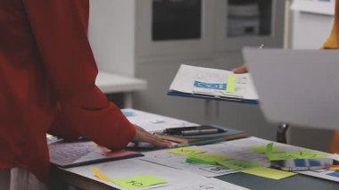 Günlük kıyafet giyen genç bayan tasarımcı proje üzerinde çalışıyor..