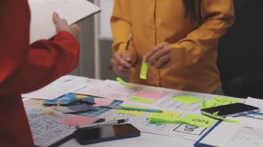 Genç bayan mimar ofiste planlar yapıyor.