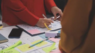 yaratıcı grafik tasarımcısı grafikler çiziyor