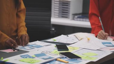 Ofiste çalışan genç bir iş kadını..