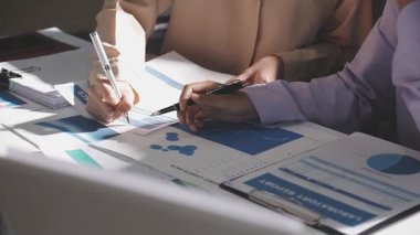 İş kadını toplantıda mali raporu analiz ediyor