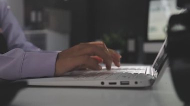 yakın plan - bilgisayarla çalışan iş adamlarının listesi