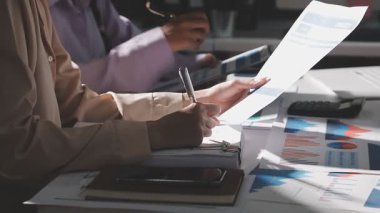 Ofiste tablet kullanan iş kadını