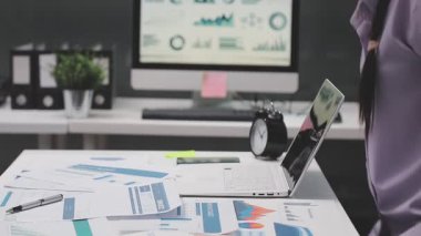 Finans belgesi ve mali muhasebe kavramının rakamlarını hesaplamak için hesap makinesi kullanan bir iş kadını