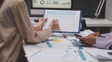 Birlikte modern ofiste çalışan iş adamları.