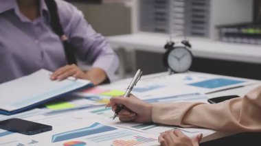 laptop ve belgeleri çalışma iş kadını